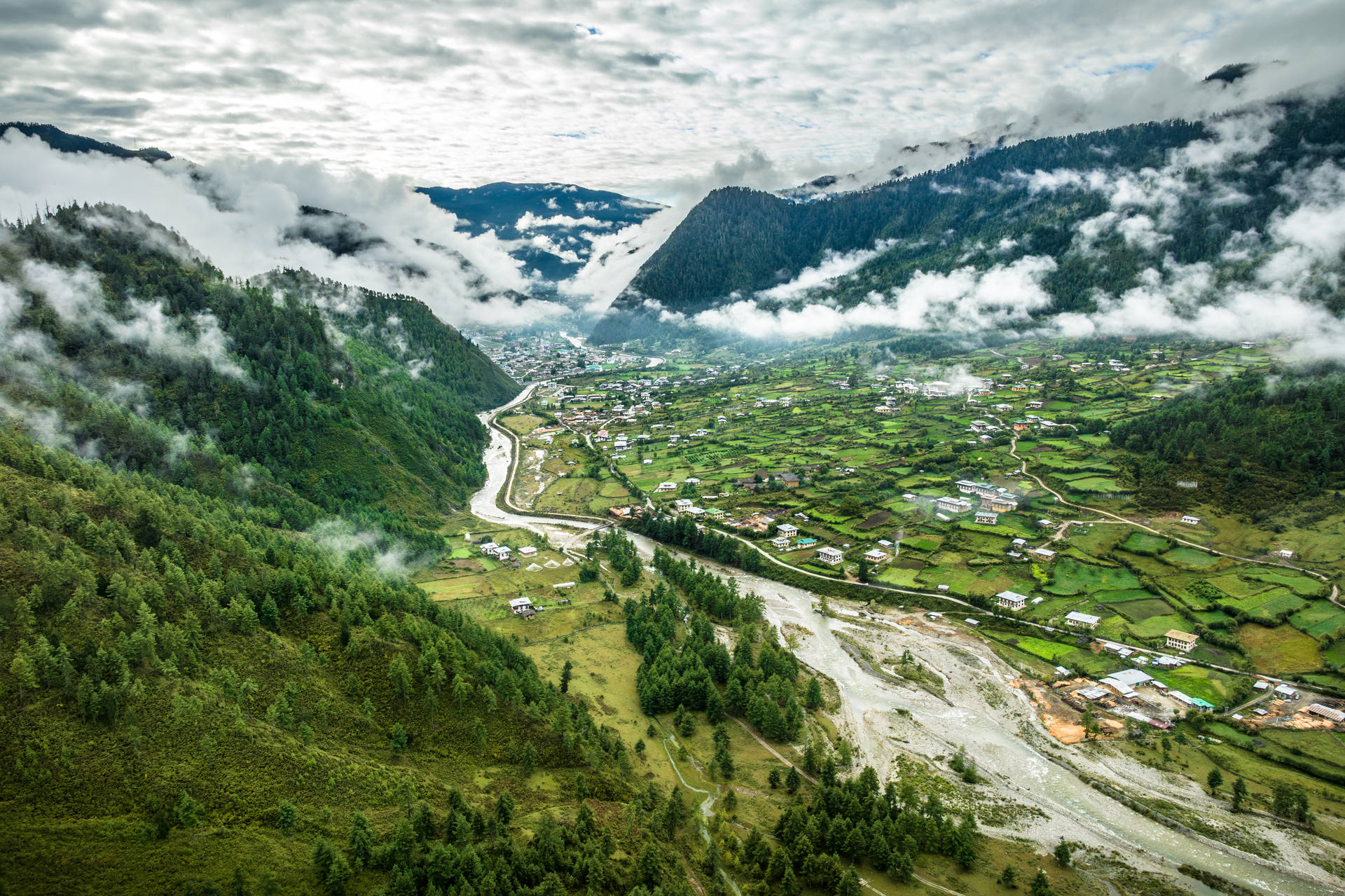 The Punakha valley with its turquoise river